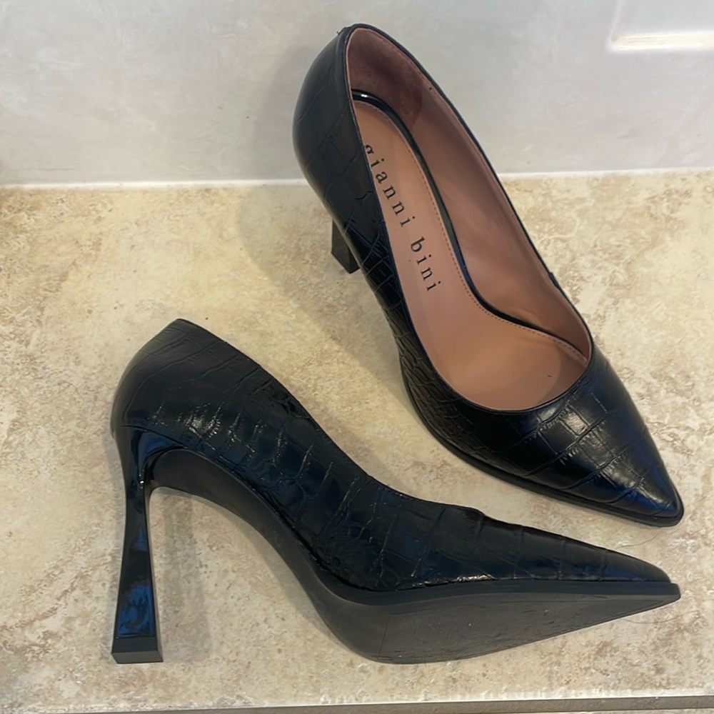 Gianni Bini black croc embossed heel 8 1/2